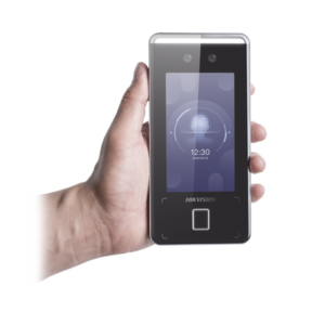 Terminal de Reconocimiento Facial ULTRA RÁPIDO (IP65) / Hasta 1.5 mts en lectura / Sopor1ta P2P Hik-Connect / 1,500 Usuarios /QR y Videoportero.