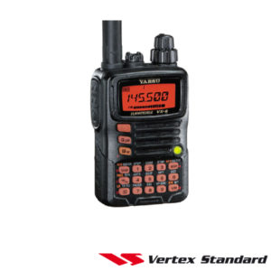 Radio portátil de uso rudo, triple banda, incluye antena Q3000210, batería FNB80LI de Li-Ion, 700 mAh, clip y cargador NC-72B.